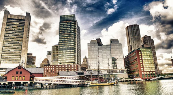 Boston Rıhtımı Ufuk Çizgisi Günbatımında Şehir Binaları Fort Point Channel — Stok fotoğraf