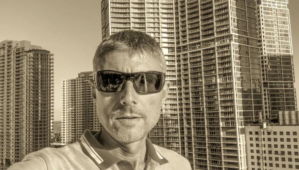 Happy Caucasian Man Taking Selfie Skyscrapers Background — Foto de Stock