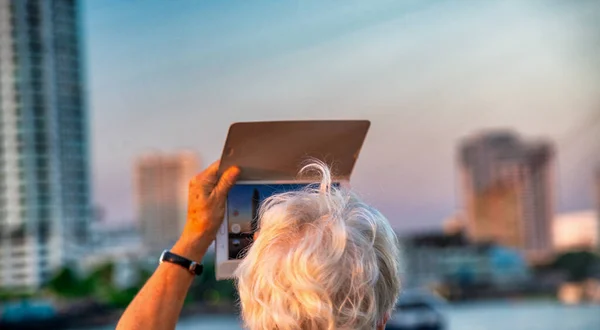 Elderly Woman Taking Pictures Beautiful City Skyline Sunset Tablet — Stockfoto