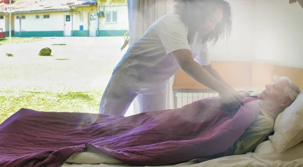 Jovem Médica Africana Ajudando Idosos Aposentados Cama Hospital — Fotografia de Stock