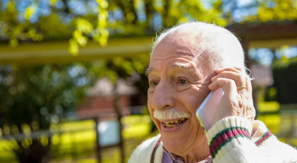 Senior Outdoor Praten Met Smartphone Gepensioneerde Ouderen Die Hun Leven — Stockfoto