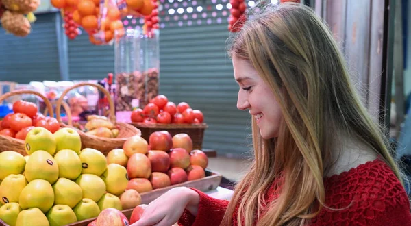 Chica Rubia Joven Eligiendo Fruta Mercado — Foto de Stock