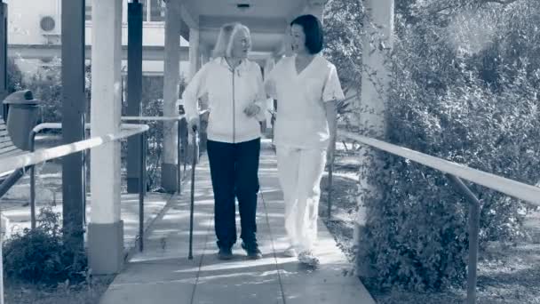 Ασιατική Νοσοκόμα Βοηθά Ηλικιωμένη Γυναίκα Πόδια Εξωτερική — Αρχείο Βίντεο