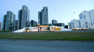 REYKJAVIK, ICELAND - Temmuz 2019: Şehir yolu ve gökyüzü gün batımında.