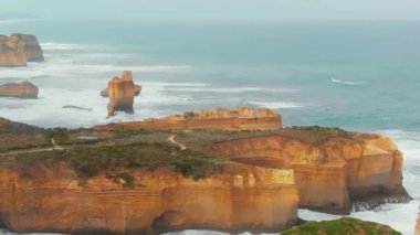 Loch Ard Gorge, Avustralya 'nın Büyük Okyanus Yolu boyunca güzel bir kıyı şerididir. Drone bakış açısı.