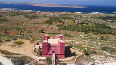 Malta 'daki Aziz Agatha Kızıl Kulesi' nin hava manzarası..