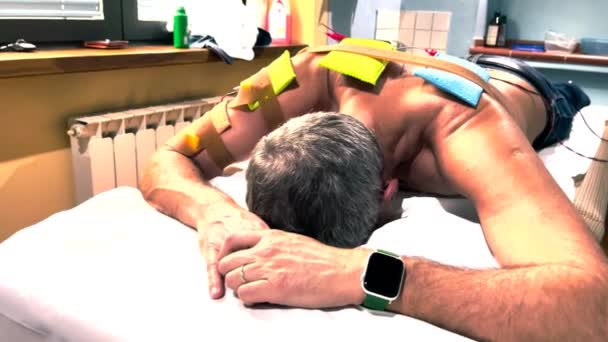 Dispositivo Estimulador Muscular Con Electrodos Aplicados Bíceps Hombros Por Fisioterapeuta — Vídeo de stock