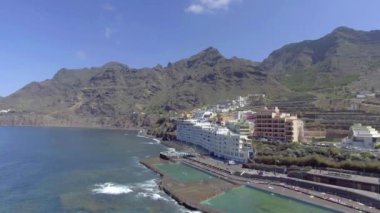 Tenerife, Kanarya Adaları. Yaz mevsiminde Bajamar kıyı şeridinin hava manzarası