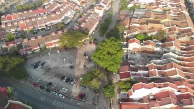 Malezya, İHA 'dan Malacca' nın hava görüntüsü. Güzel bir günde melaka renkli evler.