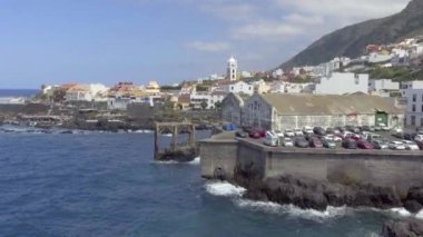 Tenerife - Kanarya Adaları 'nda bir yaz günü Garachico Havuz ve sahil manzarası
