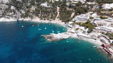 Marina Piccola plajındaki güzel sahil şeridi, Capri. İHA 'dan hava görüntüsü.