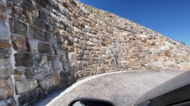 Yaz mevsiminde Grossglockner Ulusal Parkı boyunca uzanan yol.