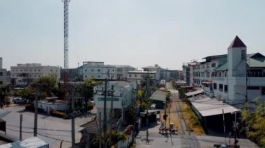 Maeklong şehir manzarası ve demiryolu pazarı, Tayland.
