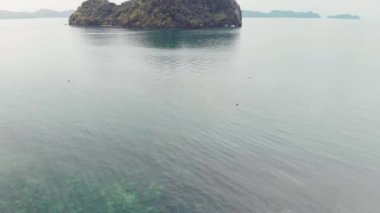 Koh Aleil ve Tayland 'ın Krabi Eyaleti çevresindeki adalar. Bulutlu bir günde hava manzarası. Yavaş çekim