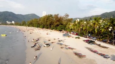 Patong Sahili ve Phuket şehir manzarası gün batımında, Tayland.