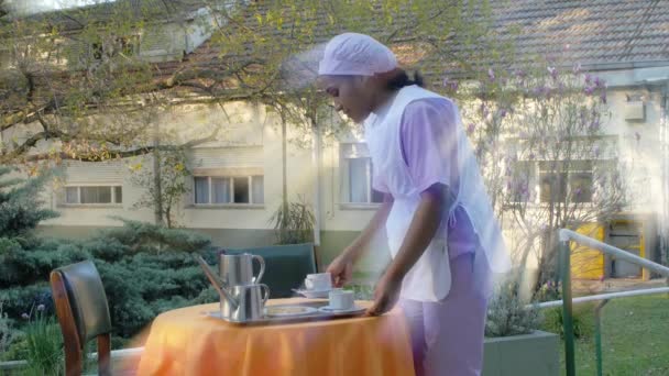 Αφροαμερικανή Σερβιτόρα Καθαρίζει Τραπέζι Του Πρωινού Εξωτερική — Αρχείο Βίντεο
