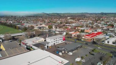 ROTORUA, NEW ZEALAND - 5 Eylül 2018: Geri sayım süpermarketinin ve araba parkının hava görüntüsü.