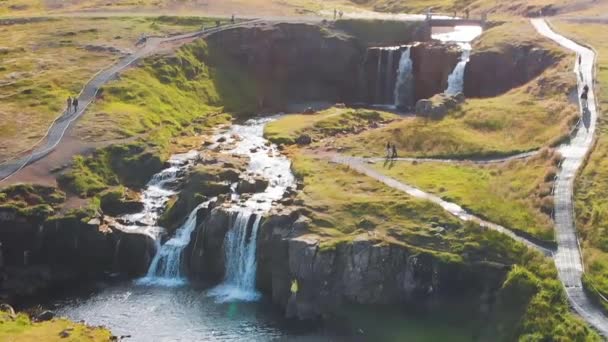 Kirkjufell Watervallen Uitzicht Vanuit Lucht Ijsland Het Zomerseizoen — Stockvideo