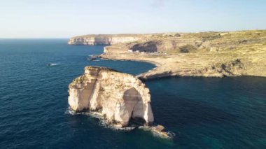 Dwejra Körfezi 'ndeki Mantar Kayası' nın havadan görünüşü, Gozo..
