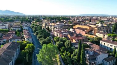 Pisa evleri ve sokaklar şafak vakti İHA 'dan.