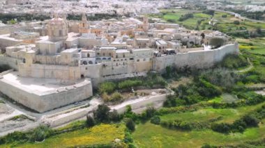 Malta 'daki Mdina şehir manzarasının havadan görüntüsü.