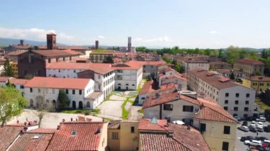 Lucca şehrinin bahar mevsiminde hava manzarası, Toskana - İtalya.