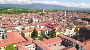 Lucca şehrinin bahar mevsiminde hava manzarası, Toskana - İtalya.