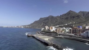 Tenerife, Kanarya Adaları. Yaz mevsiminde Bajamar kıyı şeridinin hava manzarası