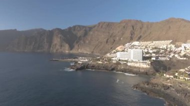 Santiago del Teide 'nin bir yaz günü, Tenerife - Kanarya Adaları' ndaki hava panoramik manzarası