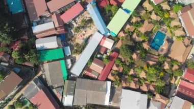 Phi Phi Don Adası, Tayland. Güneşli bir günde, güzel kıyı şeridinin havadan görünüşü ve insansız hava aracından evler..