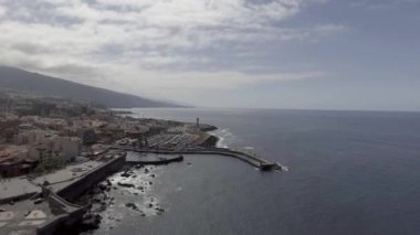 Tenerife, Kanarya Adaları. Yaz mevsiminde Puerto de la Cruz sahil şeridinin hava manzarası
