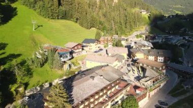 Yaz mevsiminde güzel Heiligenblut Alpin kasabasının hava manzarası, Grossglockner, Avusturya.
