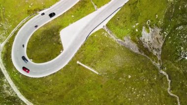 Yaz mevsiminde araba trafiği olan rüzgarlı ve dik dağ yolları..