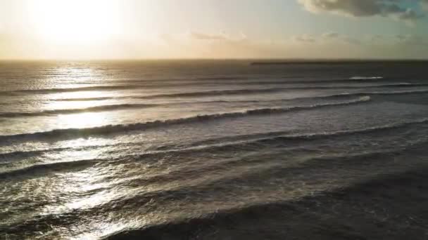 Захід Сонця Над Океаном Від Безпілотного Літального Апарату Вигляд Хвиль — стокове відео