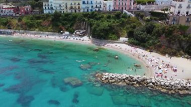 Güzel deniz kıyısının hava görüntüleri.