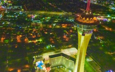 LAS VEGAS, NV - 30 Haziran 2018: The Strip ve ana şehir Kumarhaneleri ve Otelleri 'nin helikopter gece hava görüntüsü
