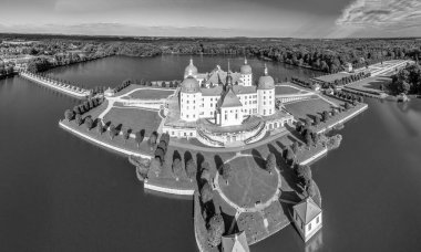 Güneşli bir günde, Moritzburg Kalesi 'nin panoramik hava manzarası, Almanya