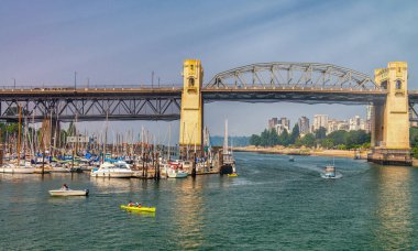 Vancouver, Kanada - 10 Ağustos 2017: Granville Adası yakınlarındaki False Creek marinasında balıkçı iskelesi boyunca köprü