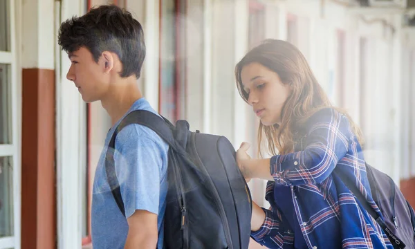 Kaukasisches Teenager Paar Sucht Schulrucksack — Stockfoto