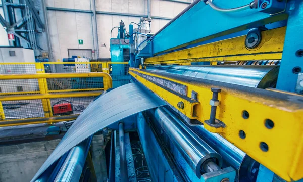 亜鉛メッキ鋼板のロールで切断機 金属管及び管の製造のための製鉄所及び金属加工工場 — ストック写真