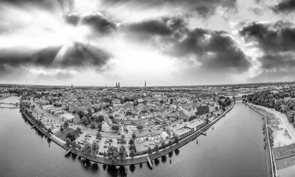 德国卢贝克市多云天气下的全景空中景观 — 图库照片