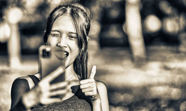 Beautiful Asian Girl Dressd Sporty Outdoor City Park Taking Selfies — Stock Photo, Image