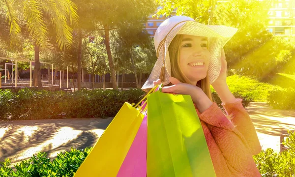 Jovem Feliz Desfrutando Visita Cidade Segurando Sacos Presente Coloridos — Fotografia de Stock