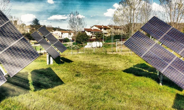 Группа Современных Солнечных Панелей Ориентированных Солнце — стоковое фото