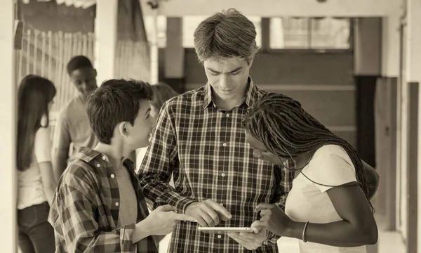 Professeur Dans Couloir École Discutant Avec Son Adolescent Multi Classe — Photo