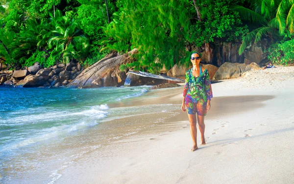 Schöne Frau Den Vierzigern Die Entlang Eines Wunderschönen Tropischen Strandes — Stockfoto