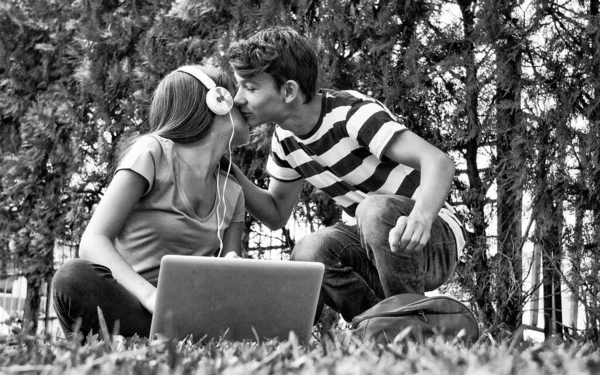 Vista Bianco Nero Della Coppia Multietnica Che Gode Del Tempo — Foto Stock