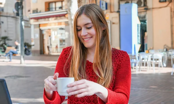 Genç Kız Açık Kahvaltı — Stok fotoğraf