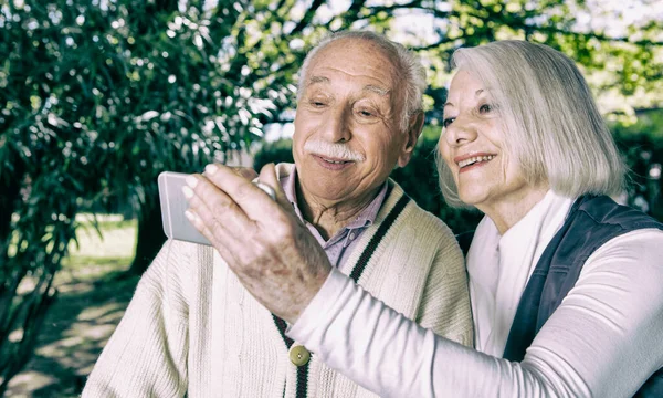 Casal Feliz Nos Anos Fazendo Selfie Jardim — Fotografia de Stock