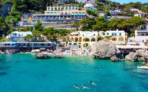 Capri Talya Haziran 2021 Restoranlar Turistlerle Marina Piccola Sahili Nin — Stok fotoğraf